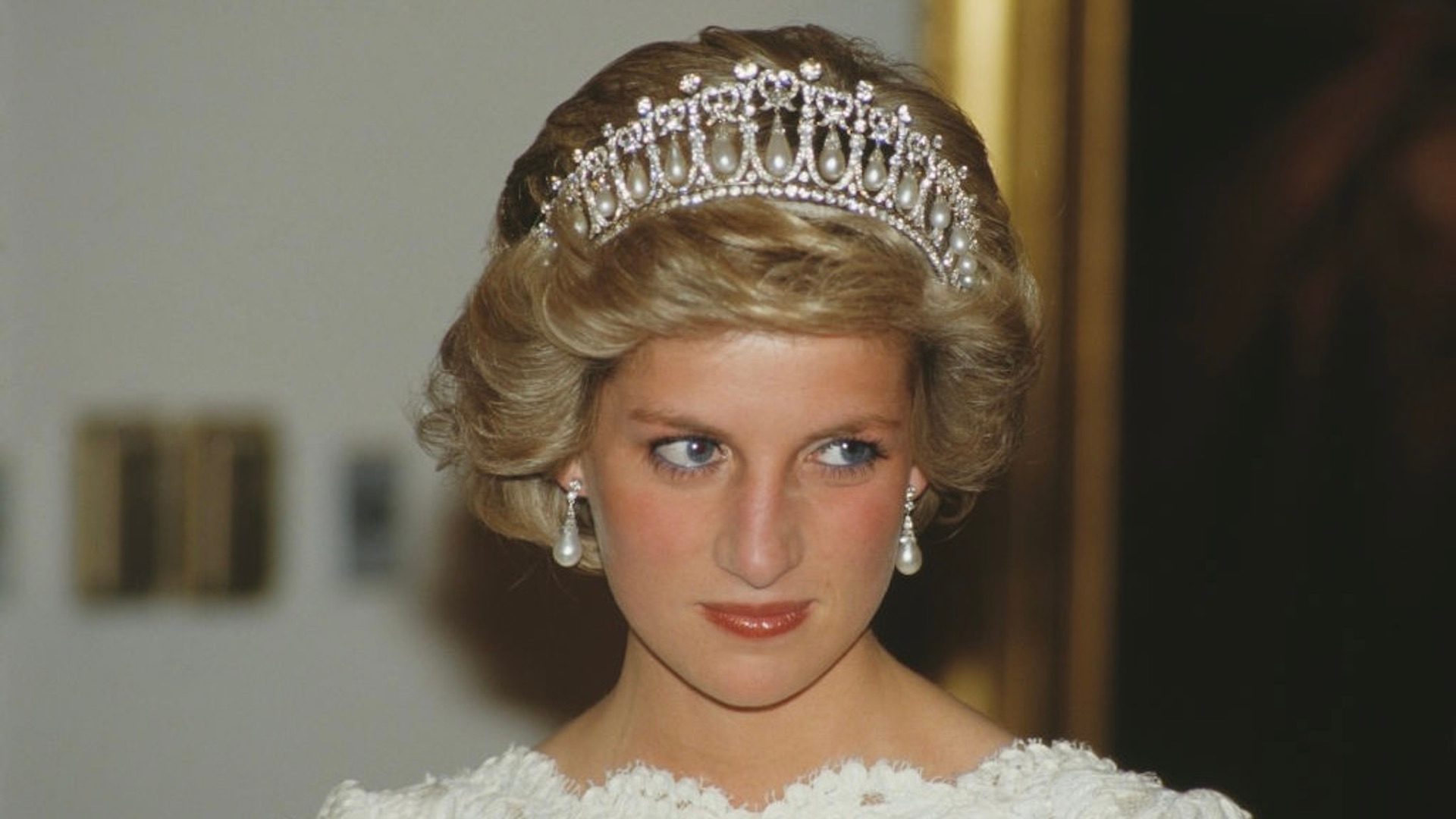 Princess Diana wears the pearl and diamond Cambridge Lover's Knot Tiara at the British Embassy in Washington, DC, November 1985.