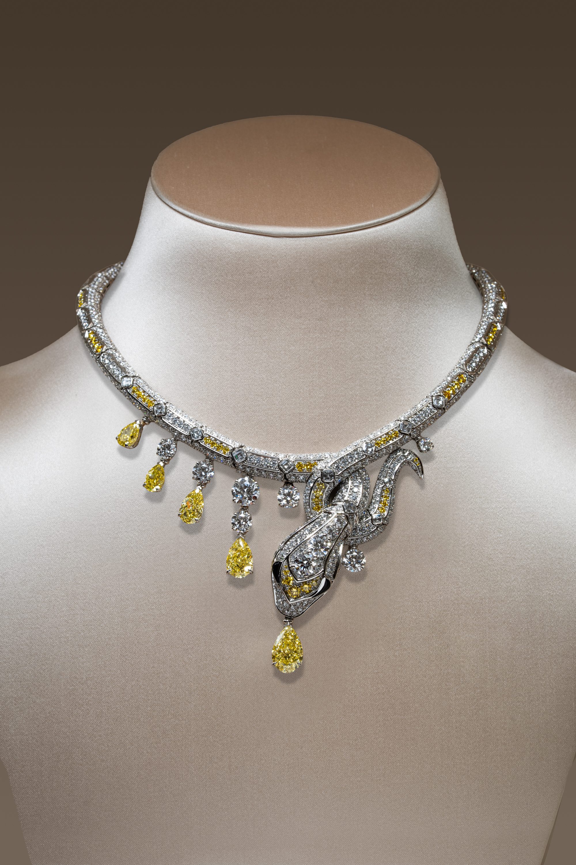 Yellow pendant diamond necklace