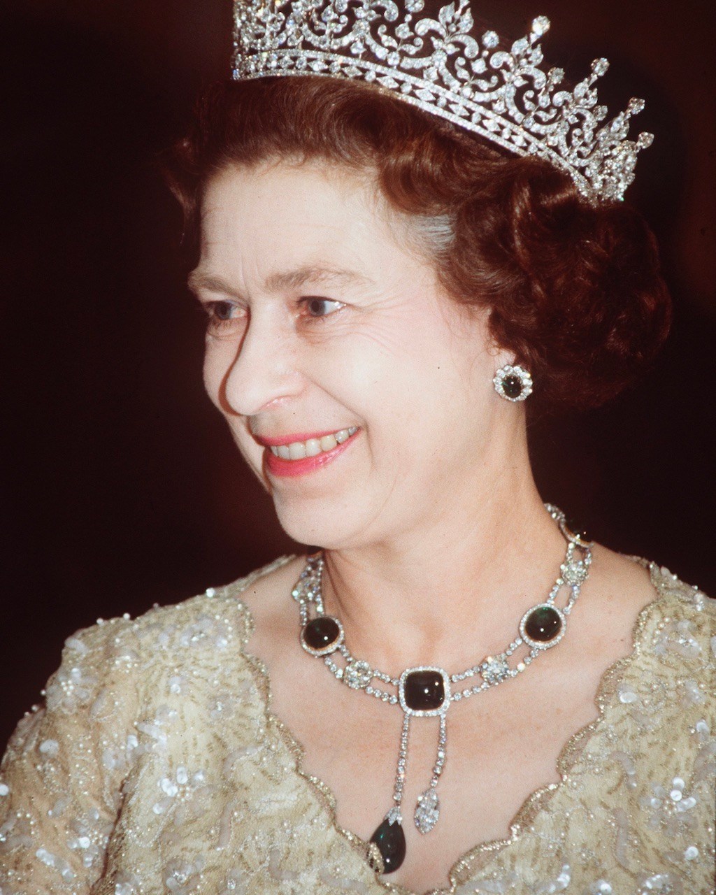 Queen Elizabeth II wears the Cullinan VII – The Marquise Pendant of the Delhi Durbar Necklace at a banquet with The Girls Of Great Britain And Ireland Diamond Tiara.