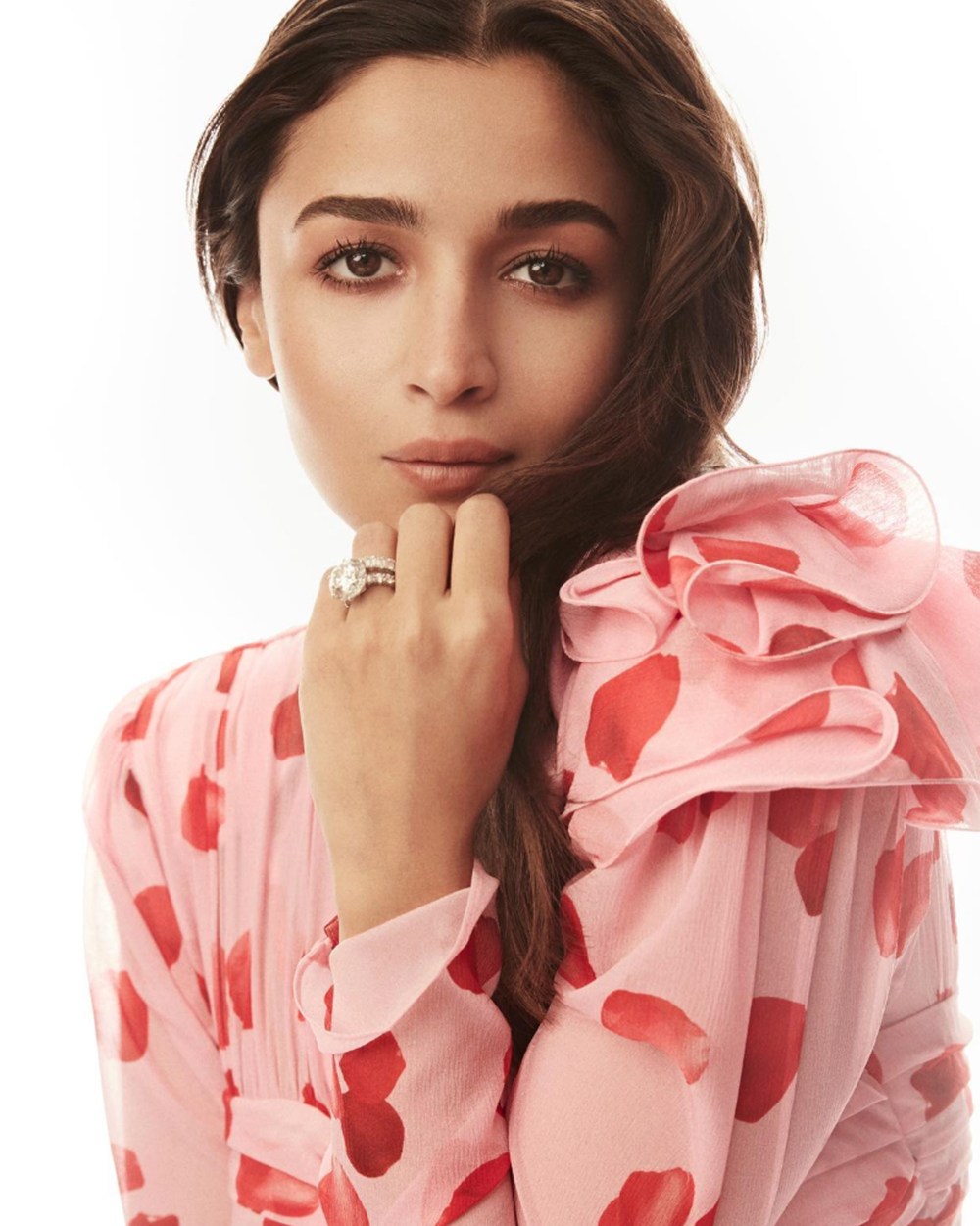 Alia Bhatt flaunting her Solitaire DIamond Engagement ring