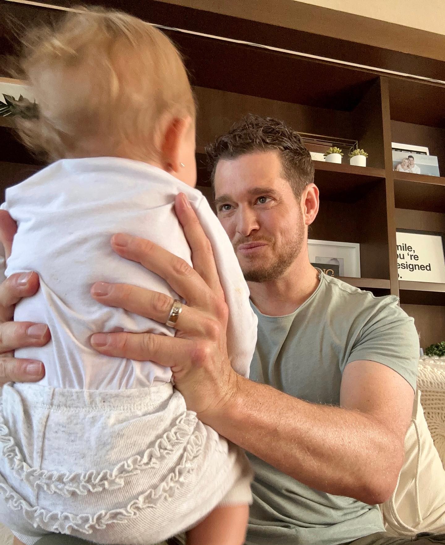 Micahel Buble wears an engagement ring (instagram @michaelbuble)