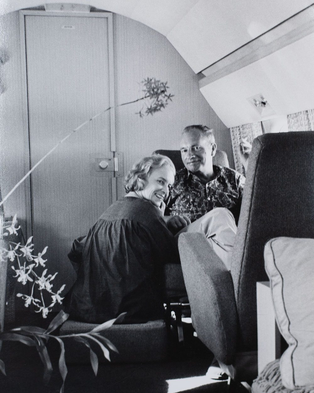 Portrait of Jean Schlumberger and Rachel Bunny Mellon on a private plane around 1960.