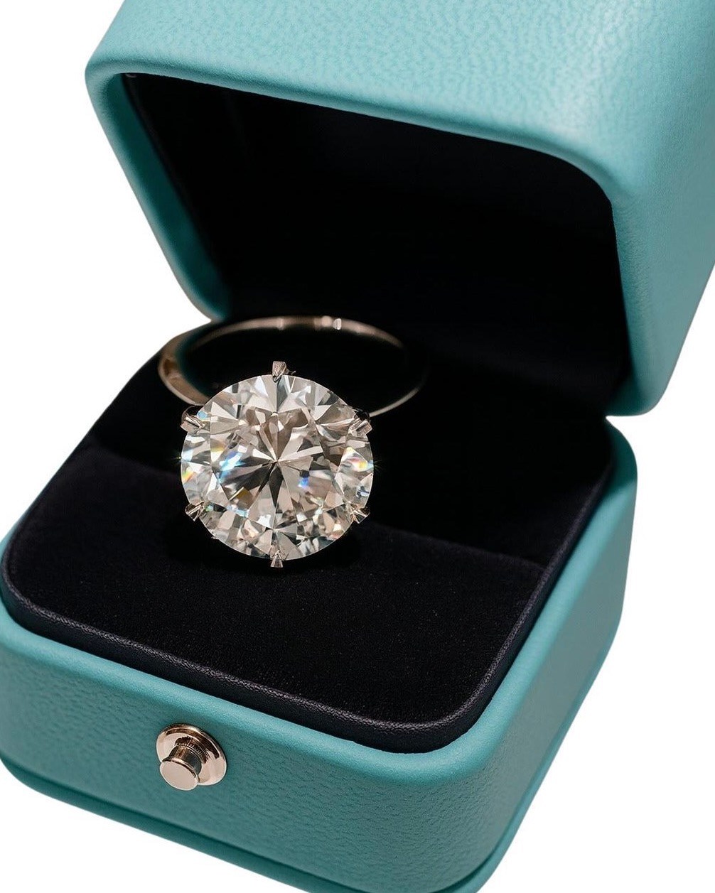 How to Sell a Diamond: Round Diamond Enagement Ring (Courtesy of 1stDibs)