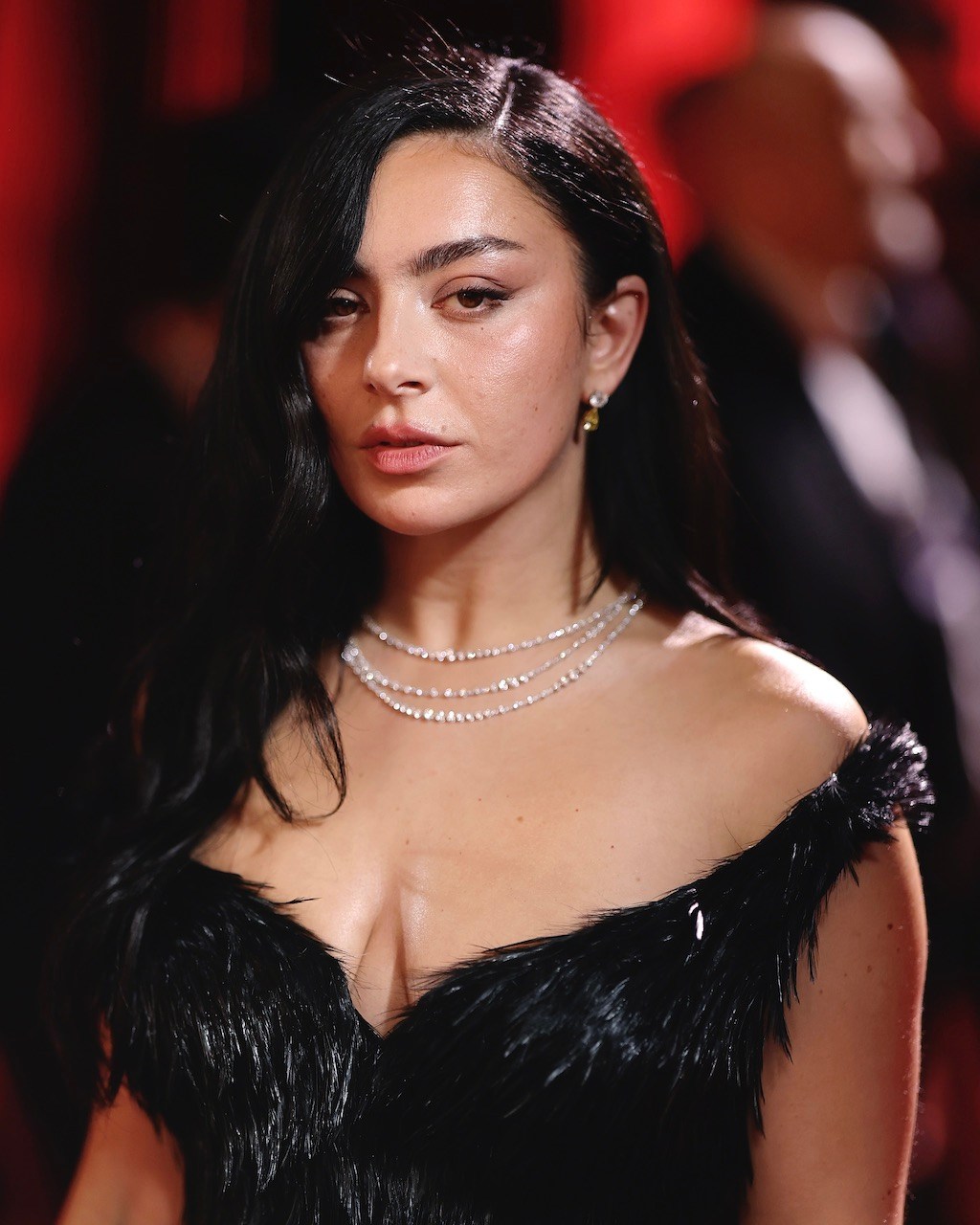 Charli XCX Wore De Beers Diamond Jewelry to the Golden Globes 2026