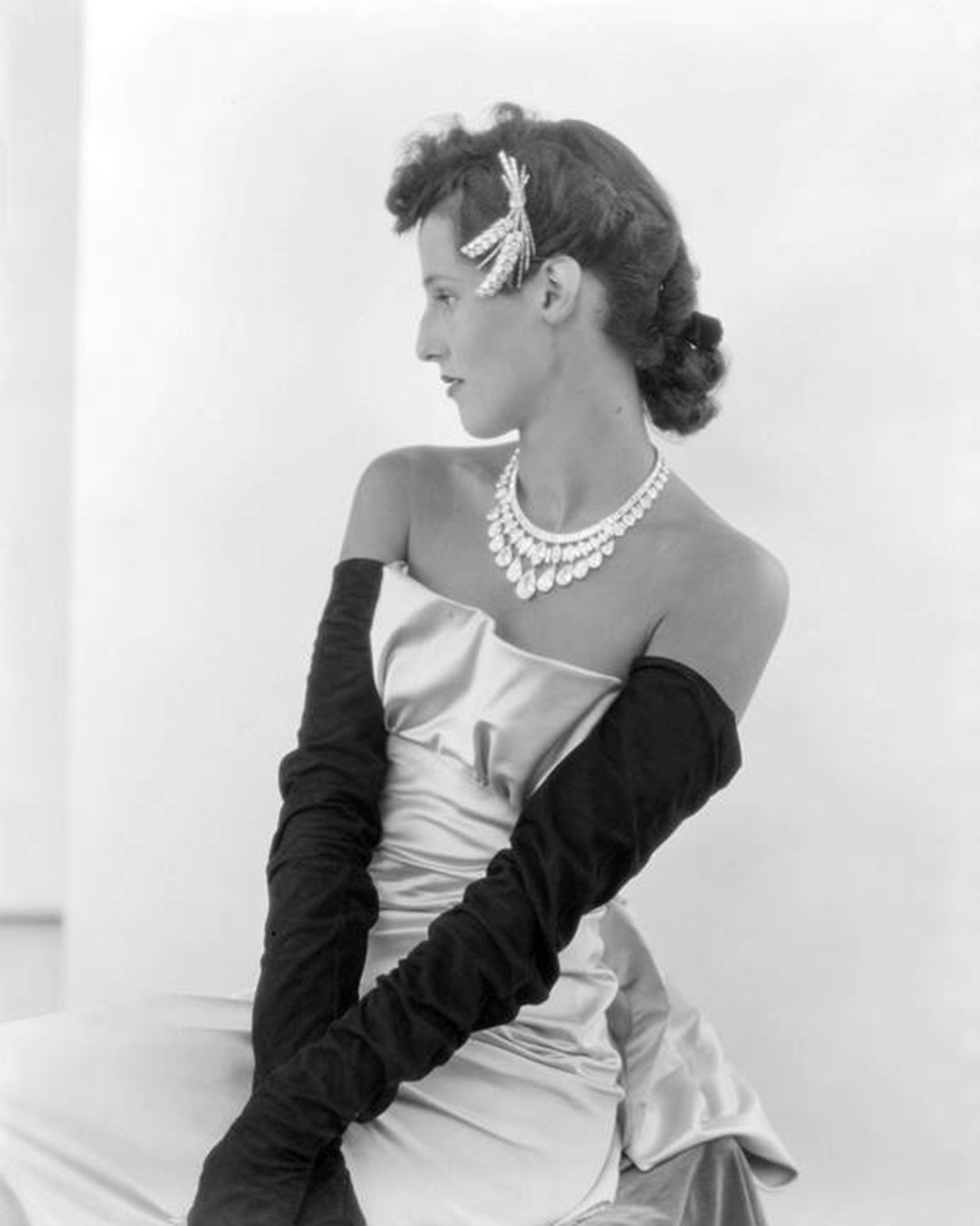 Portrait of Babe Paley wearing a Van Cleef & Arpels 217-Carat Diamond Necklace (Getty Images)