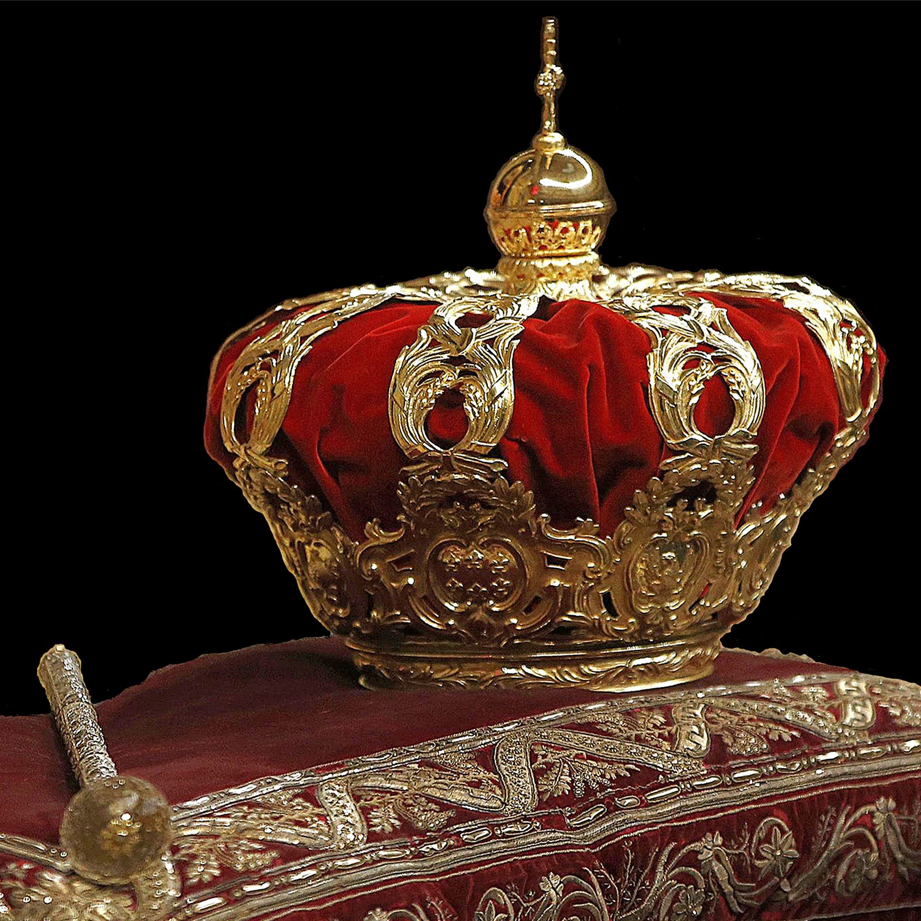 Spanish Crown Jewels: Royal Crown of Spain and Royal Sceptre (Wikimedia Commons/Public Domain)