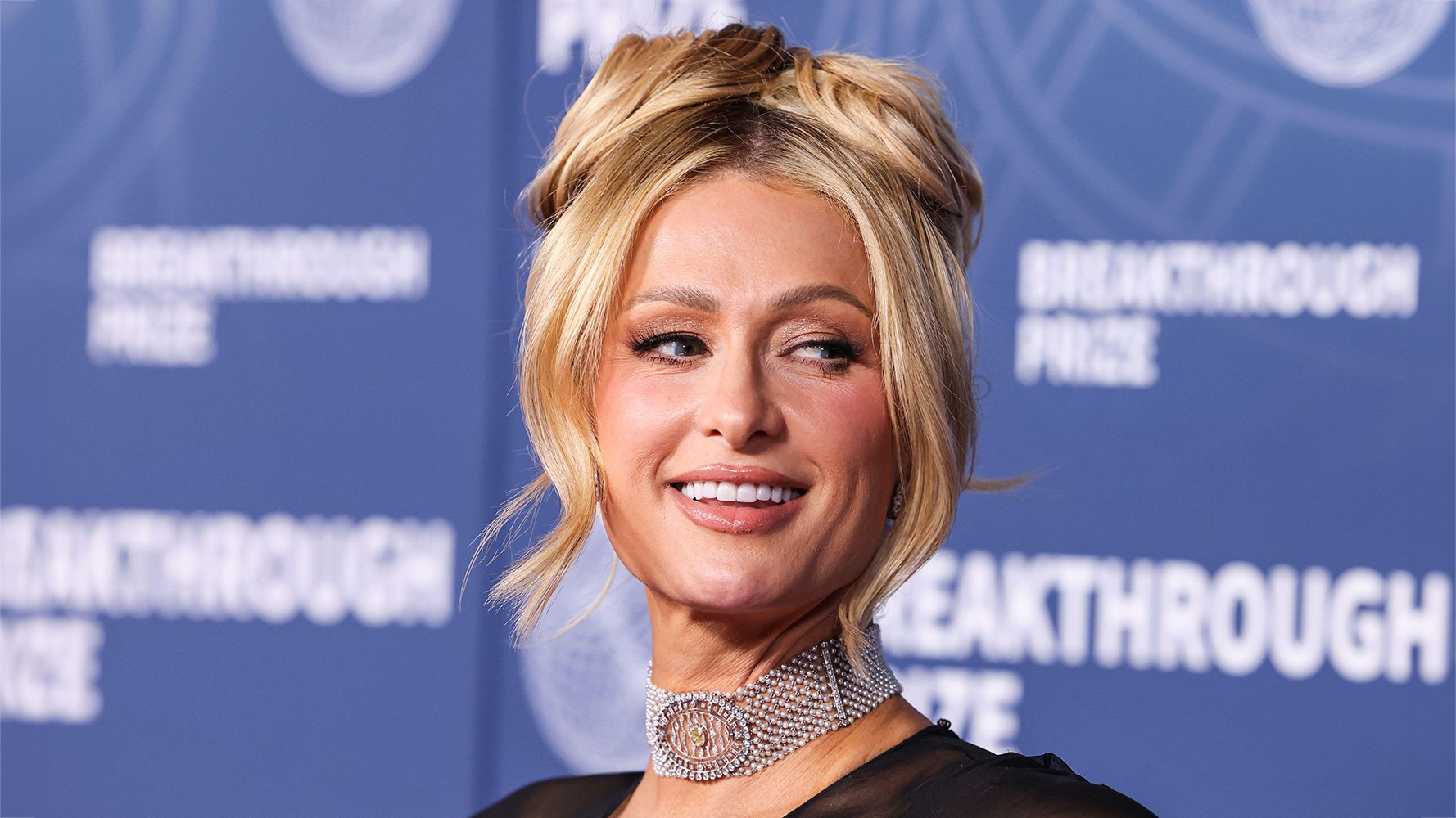 Paris Hilton wears a diamond choker by Jospeh Saidian & Sons to the Breakthrough Prize Awards in 2025. (Alamy)