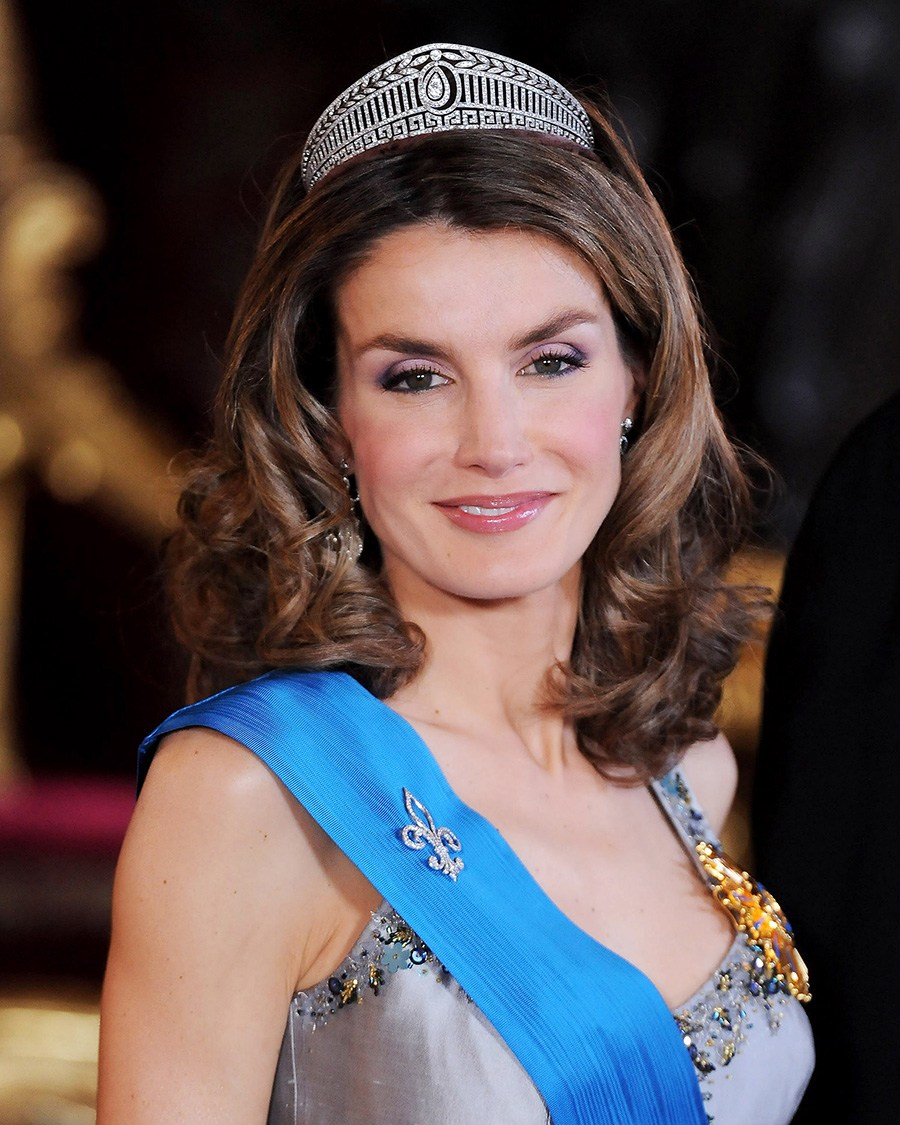 Princess Letizia of Spain attends a Gala Dinner honouring the French President Nicolas Sarkozy at the Royal Palace on April 27, 2009 in Madrid, Spain (Photo by Rogelio Pinate-Pool/Getty Images)