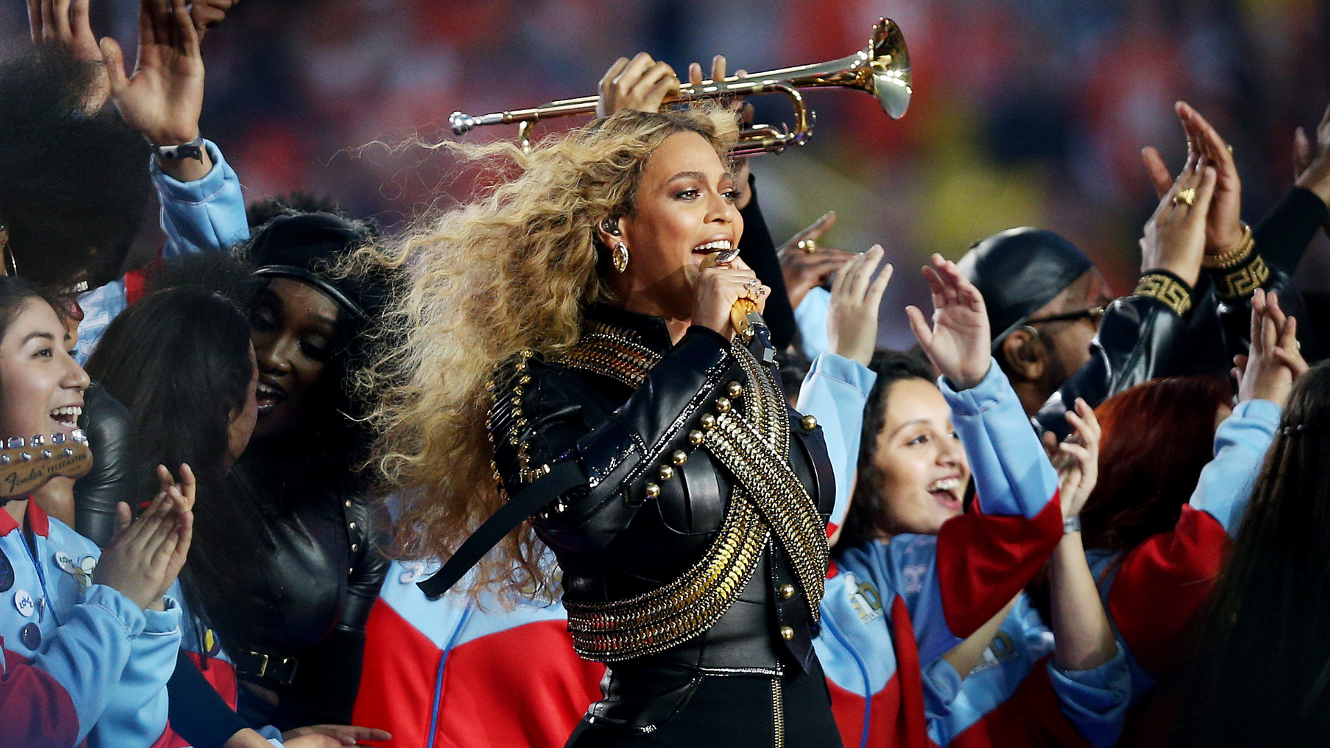 Beyoncé Wore Lorraine Schwartz Jewelry During the 2016 Super Bowl Halftime Show