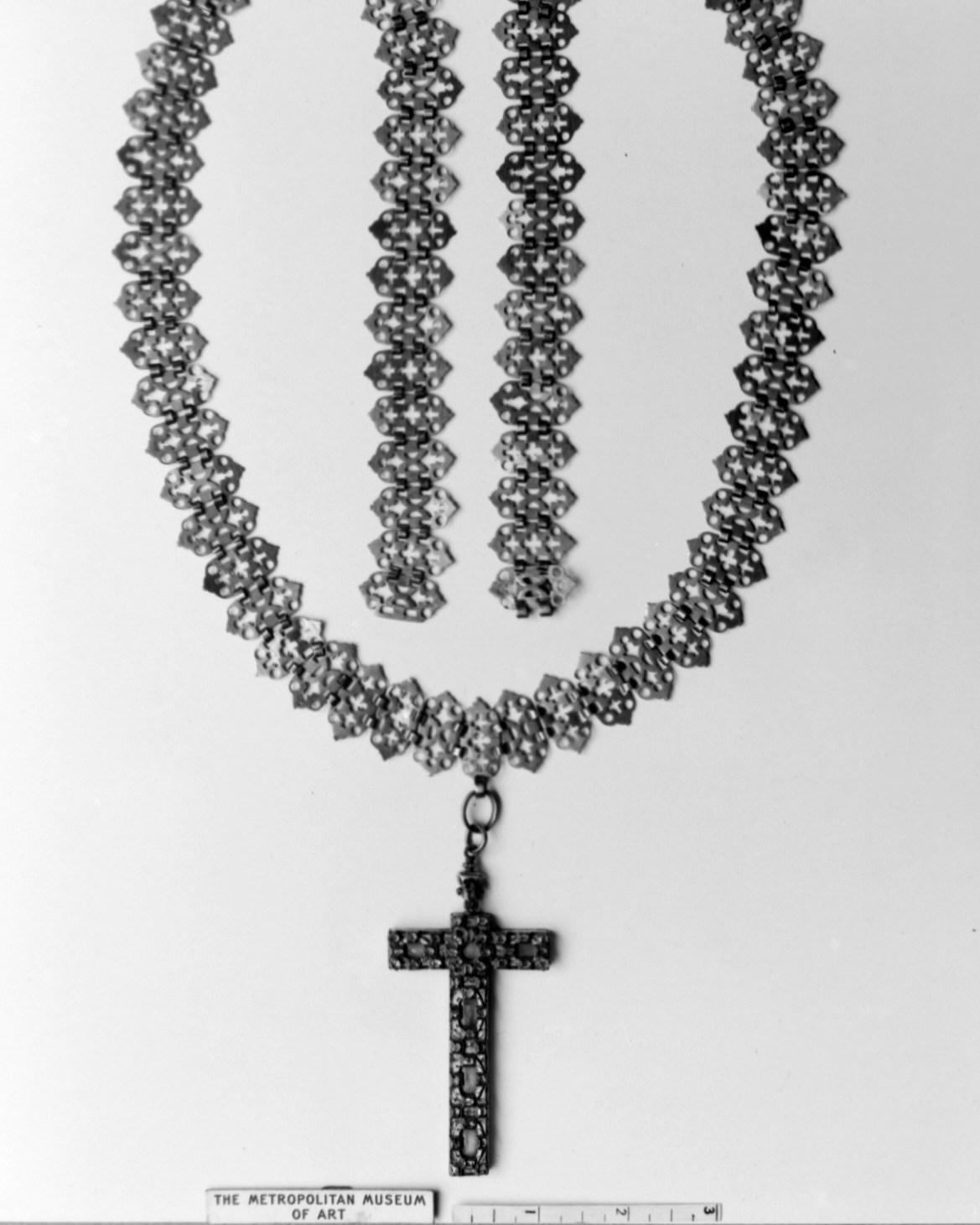 Spanish Reliquary cross and chain, rendered in gold, natural diamonds, and enamel from the early 17th century. (Gift of J. Pierpont Morgan, 1917, Metropolitan Museum of Art)