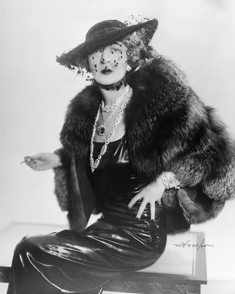 Evalyn Walsh Mclean waering the Hope Diamond