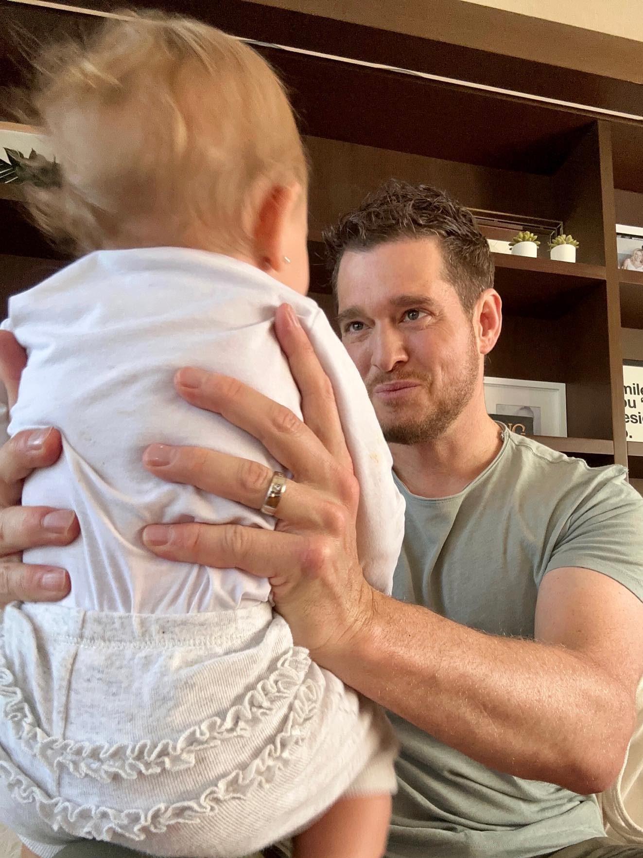 Micahel Buble wears an engagement ring (instagram @michaelbuble)