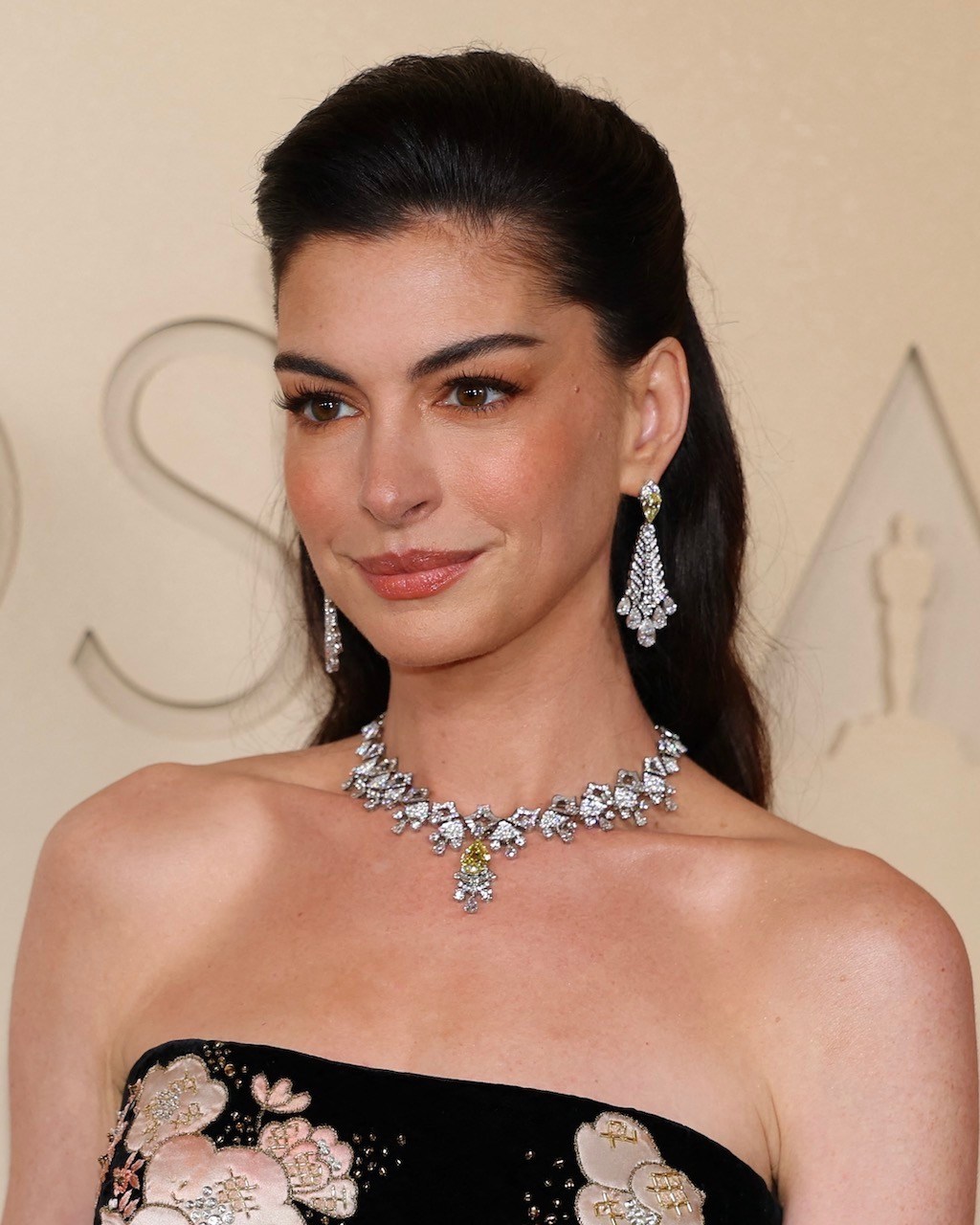 Anne Hathaway Wore Bulgari Jewelry to the Oscars 2026