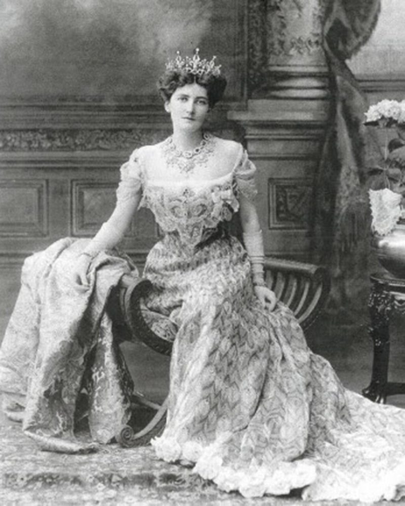 Lady Curzon wearing the "Peacock Dress" created for her in 1903 for the Indian Durbar to commemorate Edward VII's Coronation (Wikimedia Commons/Public Domain)
