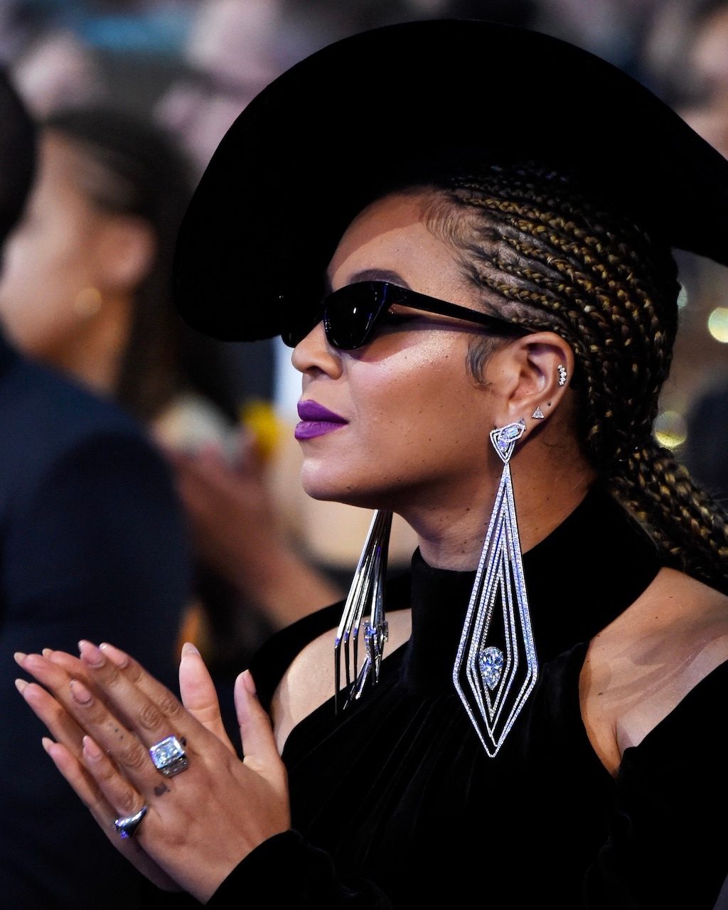 Beyoncé Wore Gigantic Diamond Lorraine Schwartz Earrings to the 2018 Grammy Awards