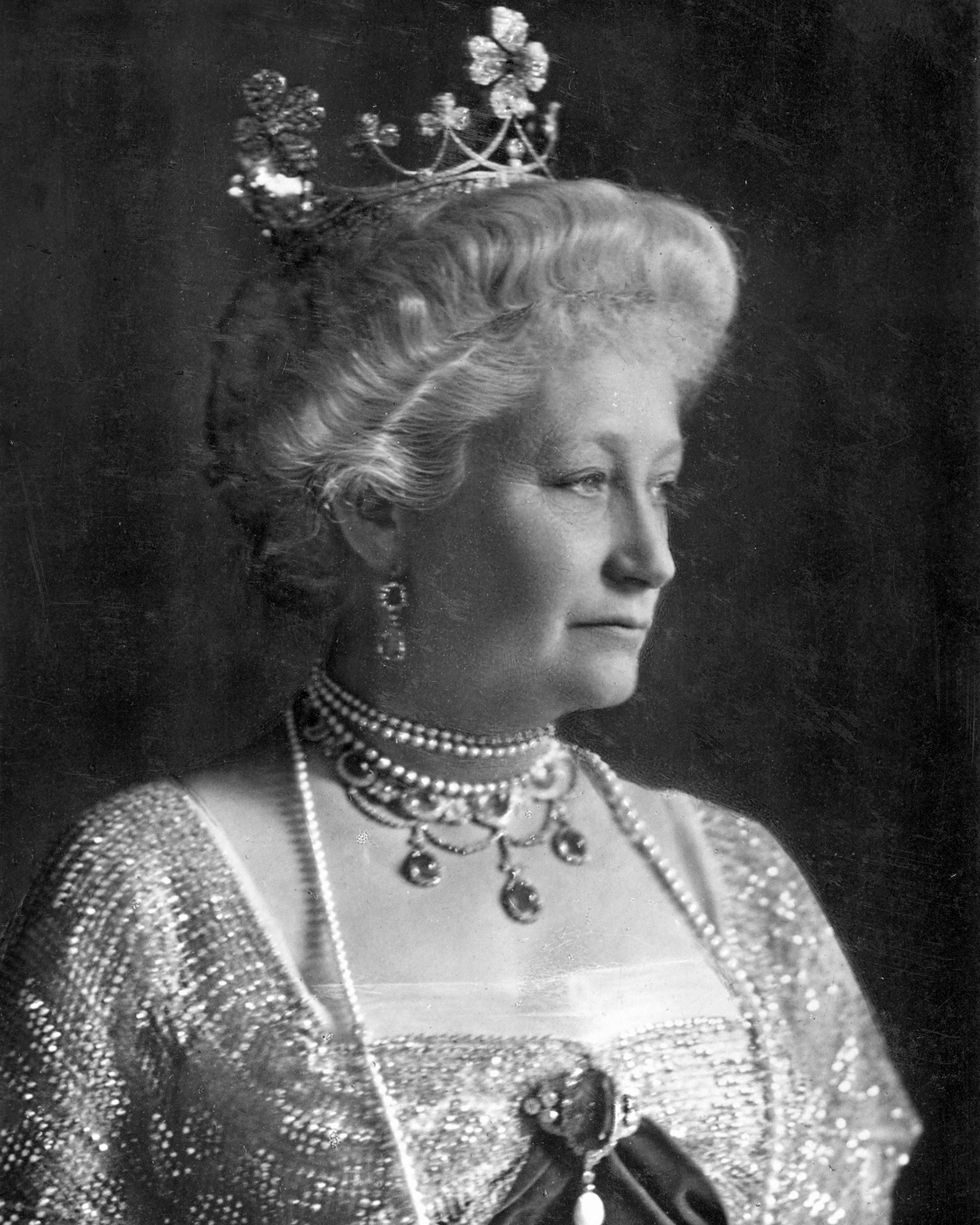 Beau Sancy Diamond Empress Augusta Viktoria with the Beau Sancy as a breast ornament, 1913. 