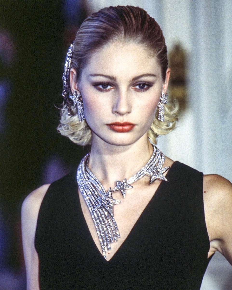 Kirsty Hume walks the runway during the Chanel Haute Couture Spring/Summer 1997 fashion show as part of the Paris Haute Couture Fashion Week on January 21, 1997 in Paris, France.