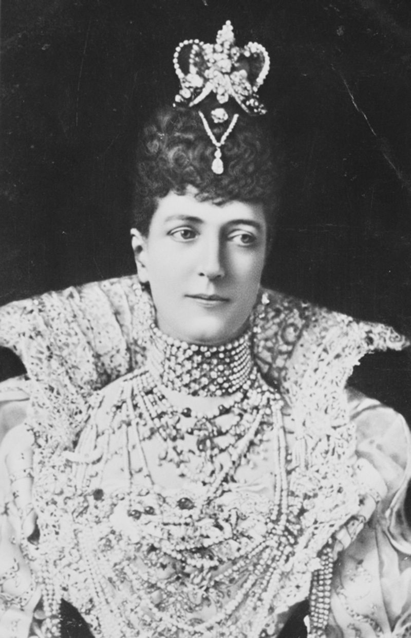 The Princess of Wales (later Queen Alexandra) wearing the Indian Necklace, c. 1897. (Wikimedia Commons/Public Domain)