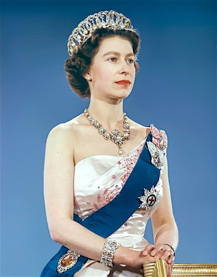 Queen Elizabeth II: Her Life in Style Queen Elizabeth II wearing Queen Victoria's Golden Jubilee Necklace, c. 1959. (Wikimedia Commons/Public Domain)