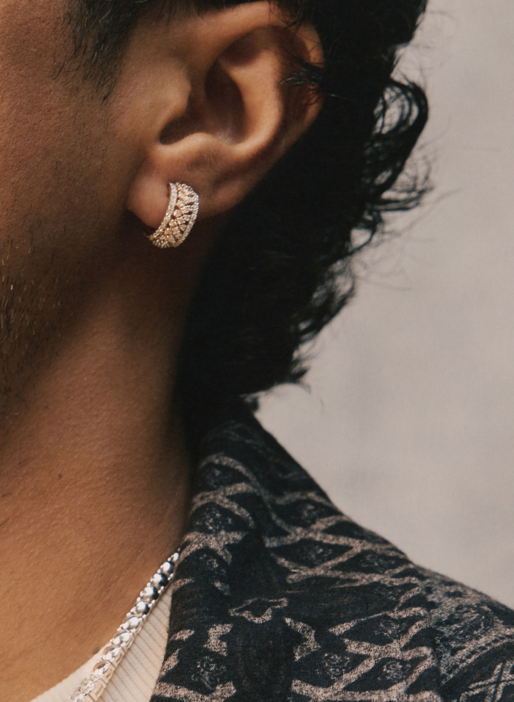Natural diamond pavé huggie earring in white gold.