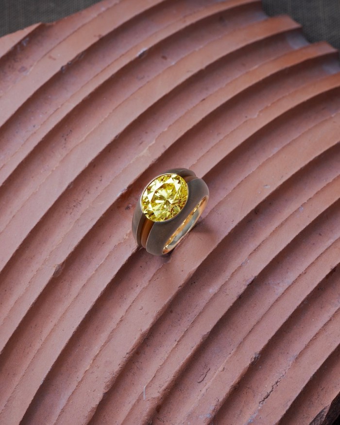 Bague Hemmerle, diamant « Fancy Vivid Yellow » pesant plus de 6,2 ct, serti dans du bronze, de l'aluminium et une bague intérieure en or jaune. (Avec l'aimable autorisation de Hemmerle)