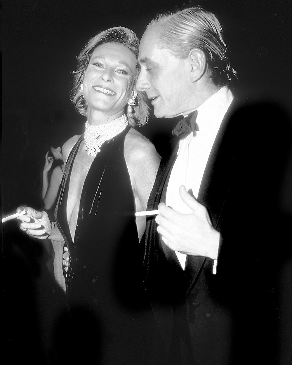 Nan Kempner and Kenneth Jay Lane, preview, Christie's auction house, New York, New York, 1989. (Photo by Rose Hartman/Getty Images)