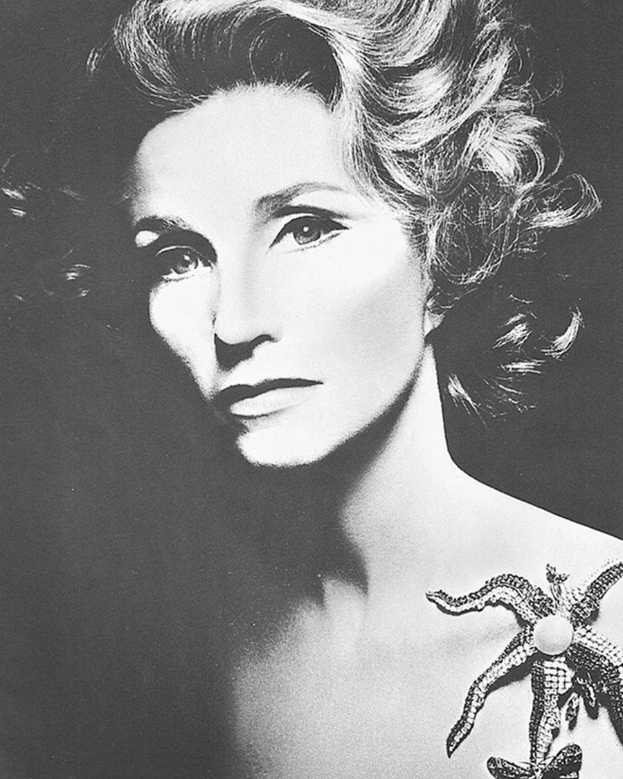 Rebekah Harkness wearing the Dalí starfish brooch
