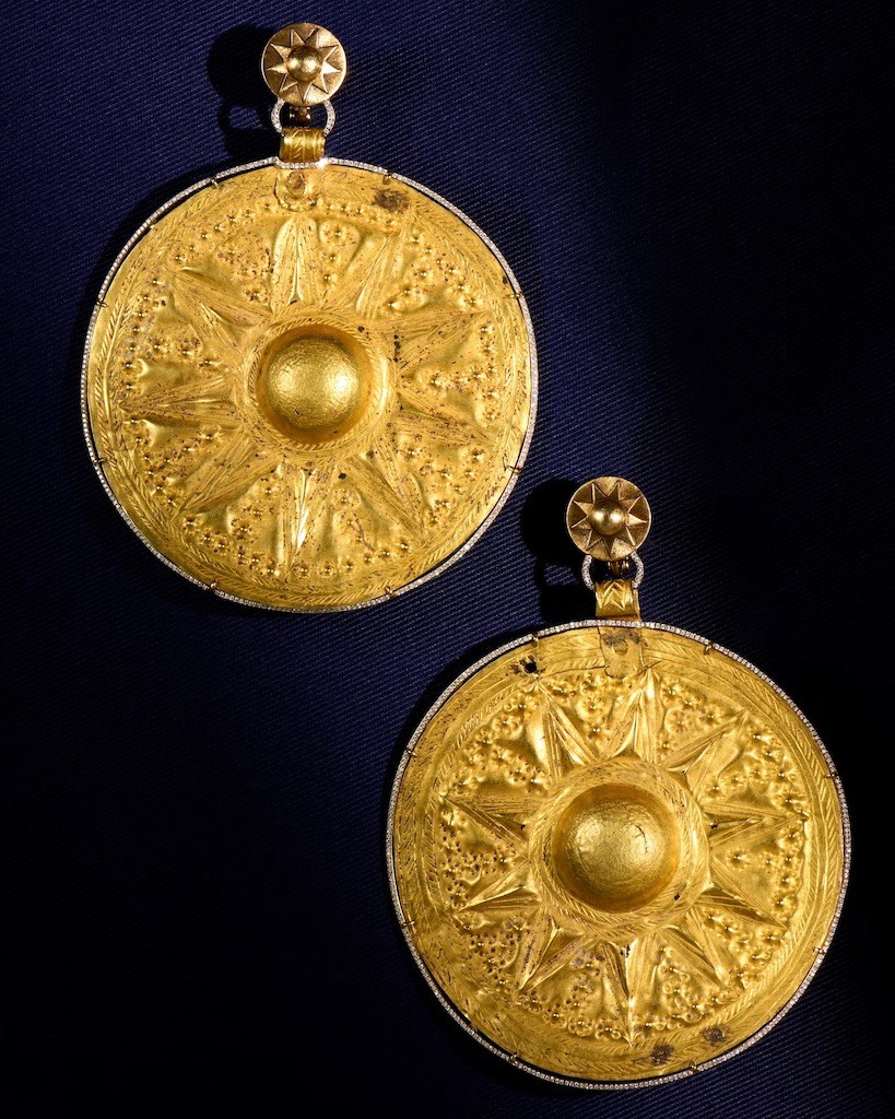 Zendaya wore a Pair of Ziwiye gold medallion plaques, circa 1st millennium BC Iran. Mounted by Glenn Spiro with diamonds in yellow gold to the Odyssey Photocall