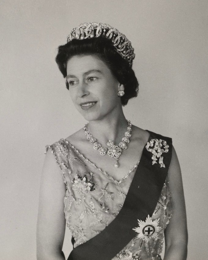 Queen Elizabeth II wears Queen Mary's Diamond Lover’s Knot Bow Brooch Royal Brooches