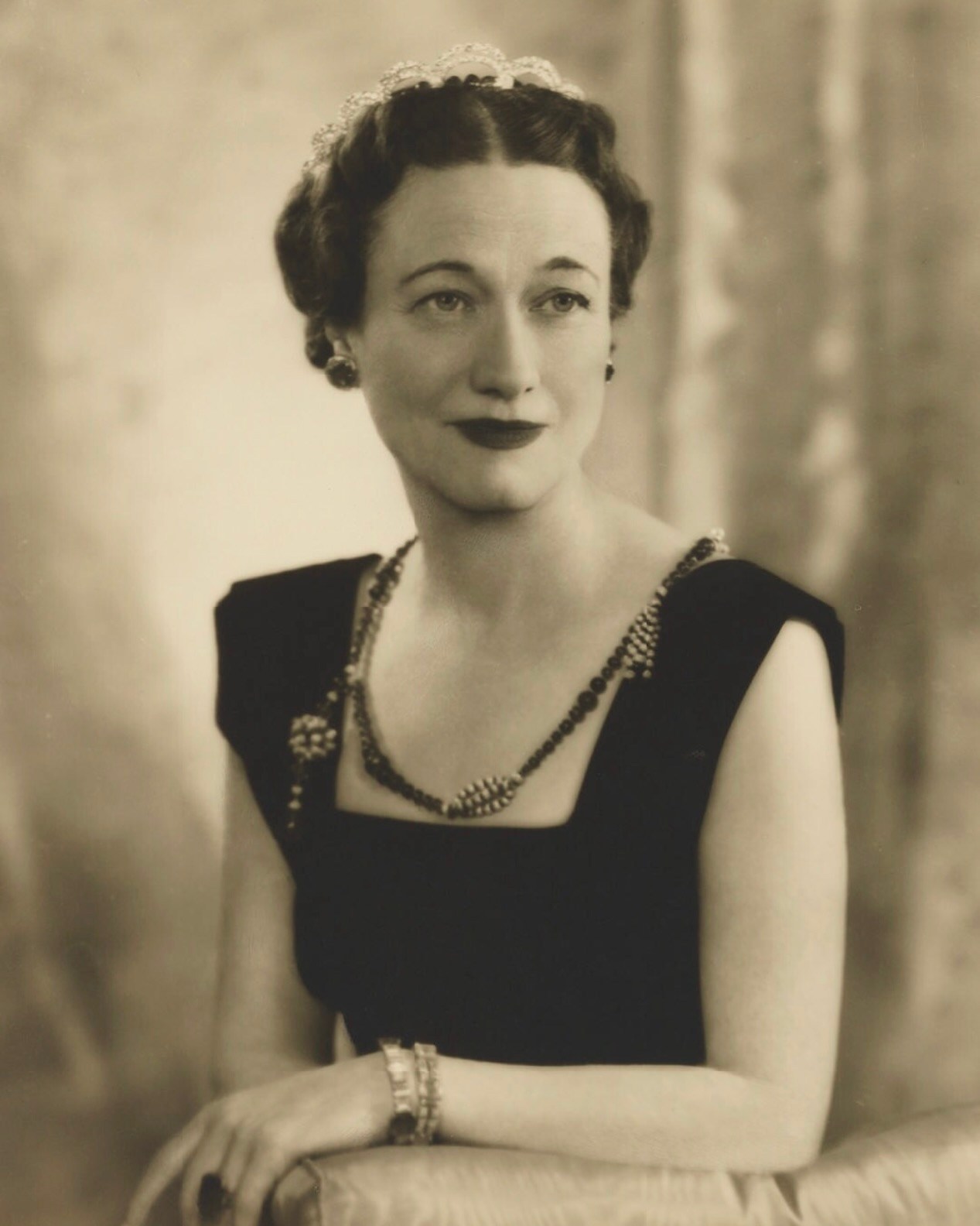 Convertible Tiara Wallis, Duchess of Windsor, wore a Cartier tiara in a series of portraits by royal photographer Dorothy Wilding.