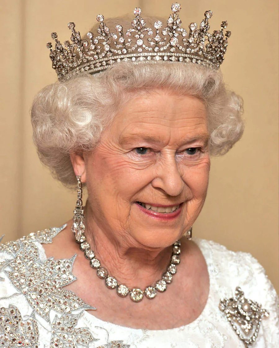 Queen Elizabeth II wearing Queen Alexandra's Collet Necklace. (Courtesy of Gerrard)
