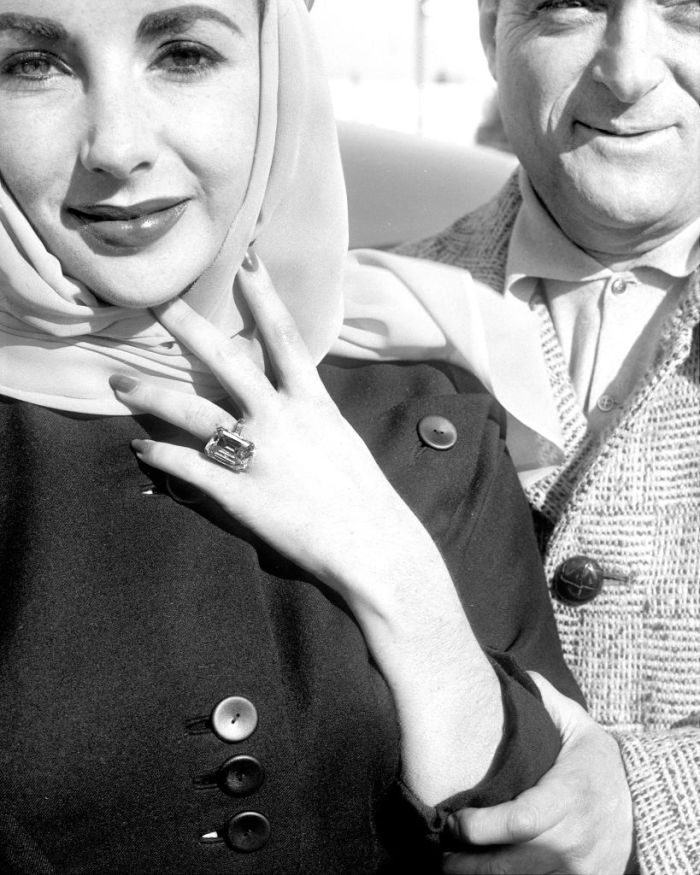 Elizabeth Taylor shows off her emerald cut diamond "friendship" ring from Mike Todd