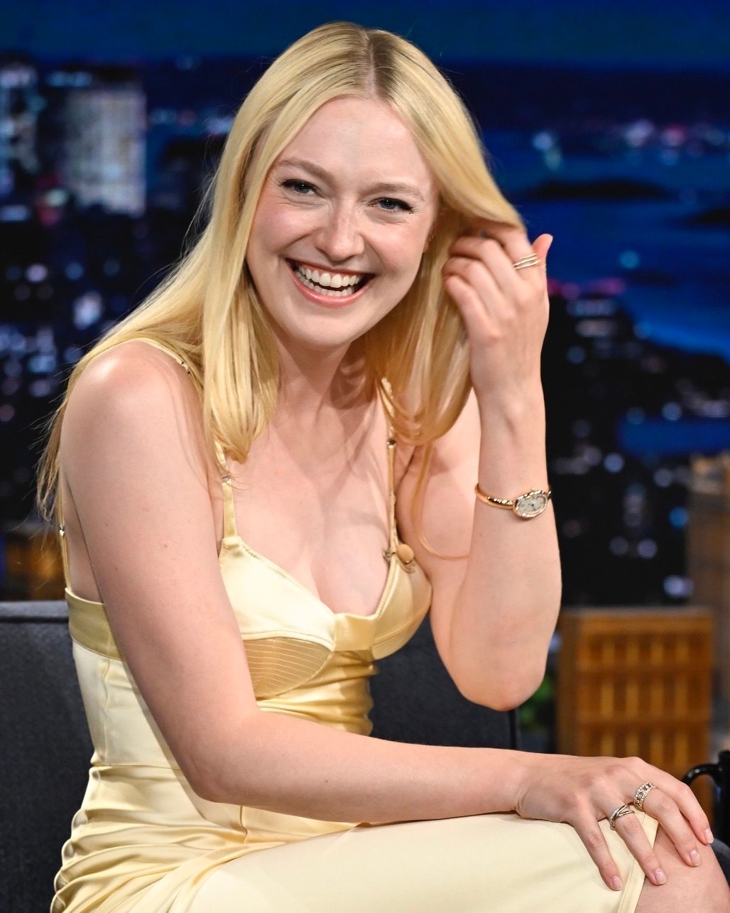 TINY WATCH Dakota Fanning Cartier Baignoire