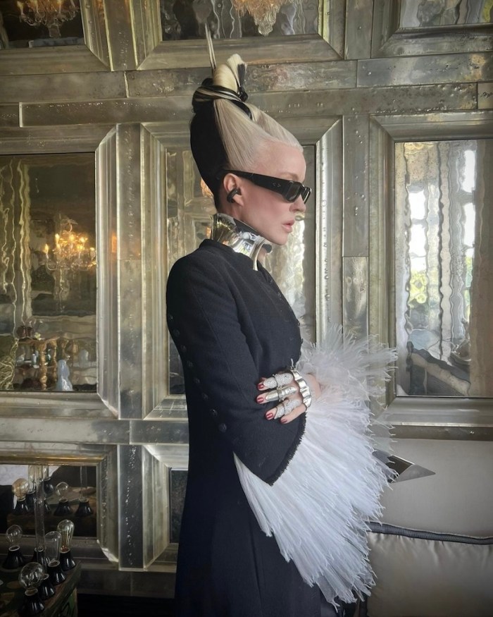 Daphne Guinness wears Shaun Leane No.3 of 12 Collar (Courtesy of Shaun Leane)