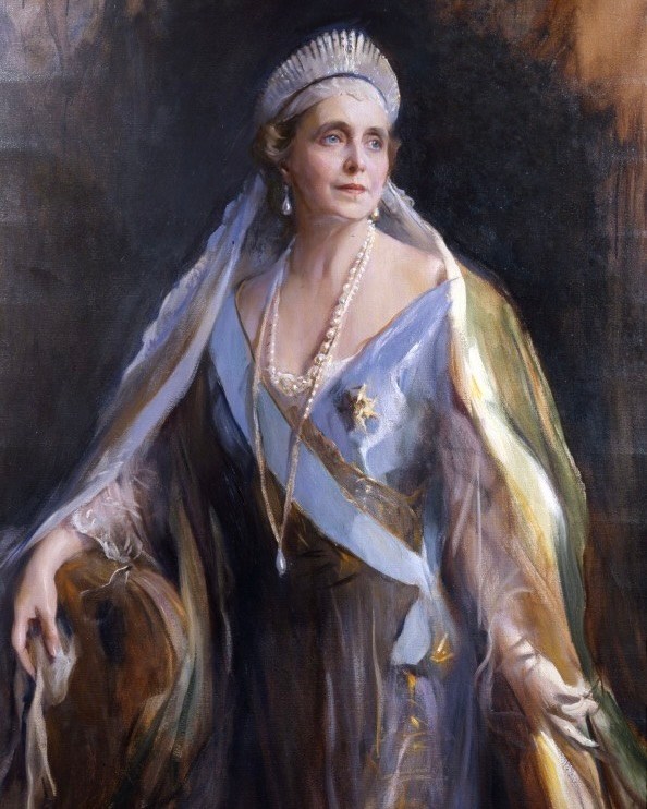 Queen Marie of Romania poses for a Philip de László painting, 1936. 